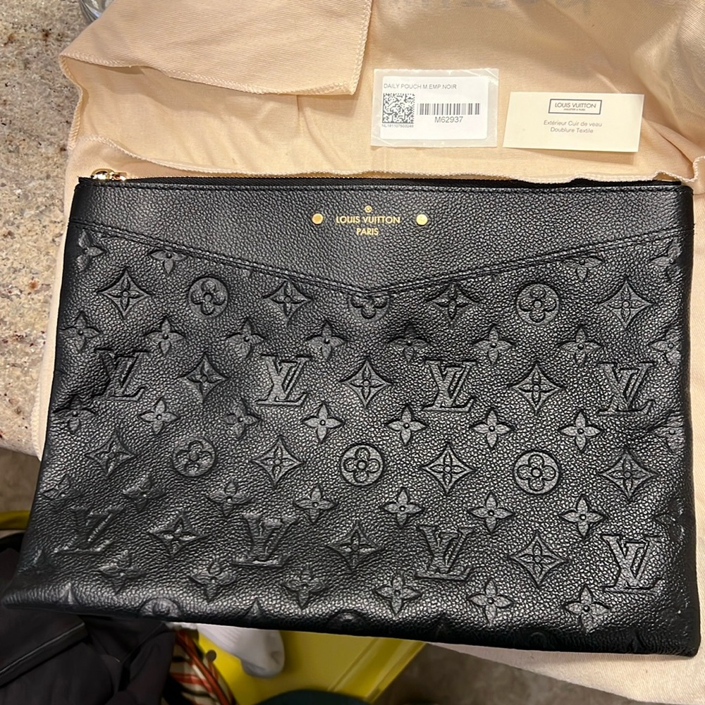 Louis Vuitton Daily Pouch in black